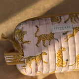 Gros plan sur la petite trousse de toilette Fauve Rose et son étiquette