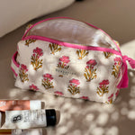 Petite trousse de toilette N°50 Rose de byzantine ouverte, avec des flacons