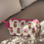 Petite trousse de toilette N°50 Rose vue de face sur un banc