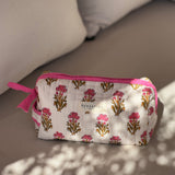 Petite trousse de toilette N°50 Rose vue de face sur un banc