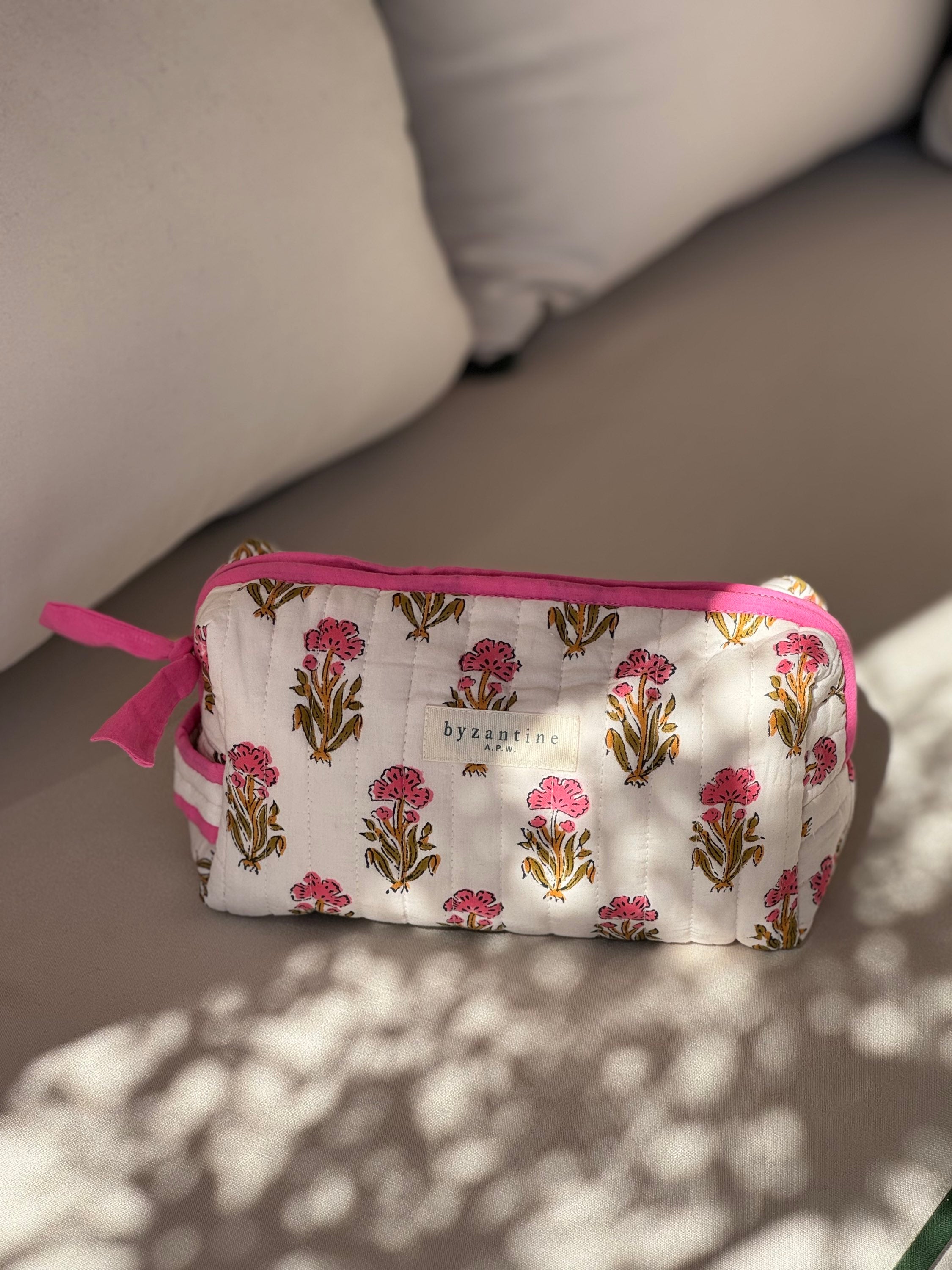Petite trousse de toilette N°50 Rose vue de face sur un banc