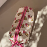 Petite trousse de toilette N°50 Rose vue de dessus, nœud fuchsia
