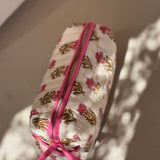 Petite trousse de toilette N°50 Rose vue de dessus, nœud fuchsia