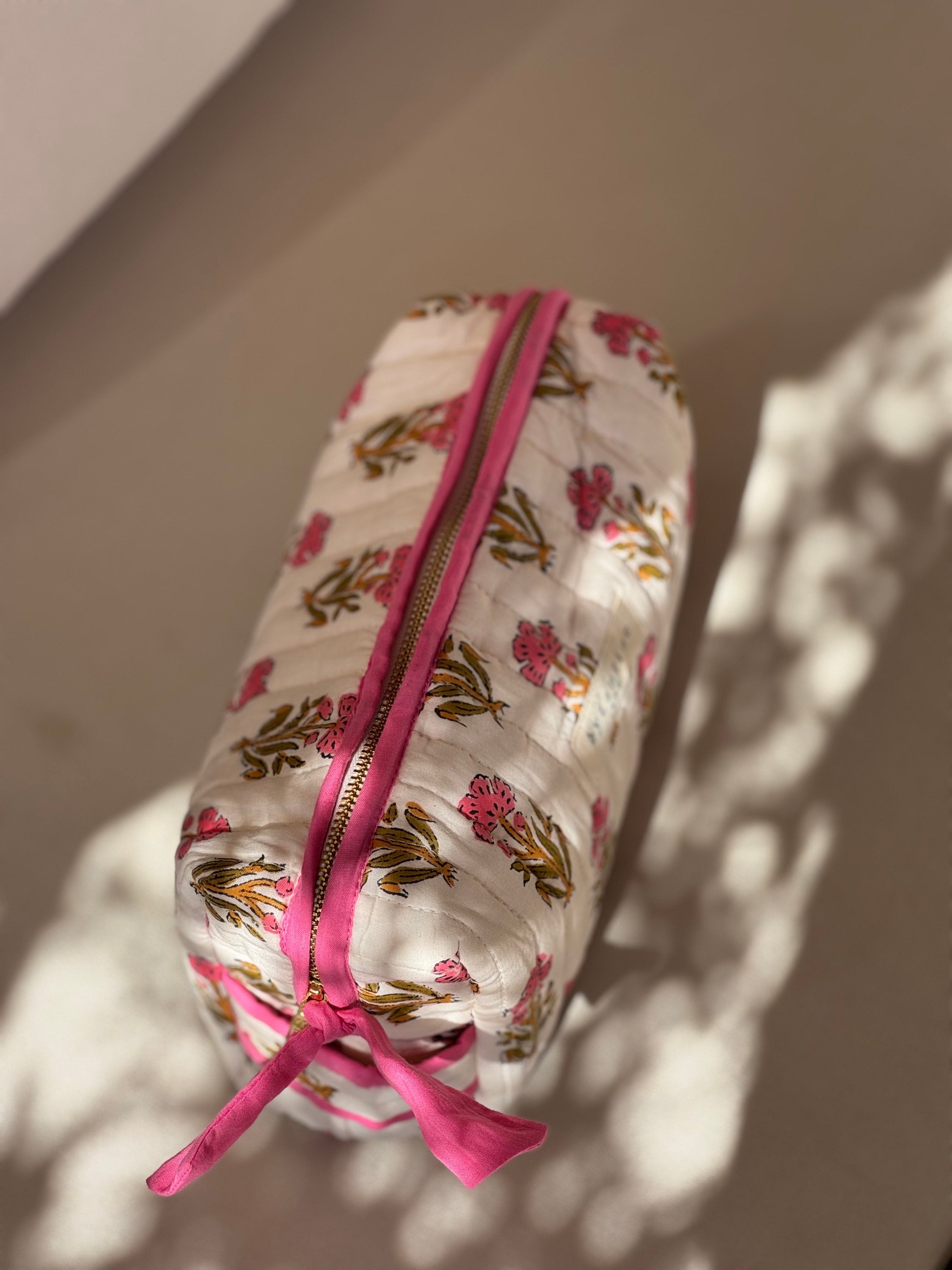 Petite trousse de toilette N°50 Rose vue de dessus, nœud fuchsia