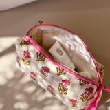 Petite trousse de toilette N°50 Rose ouverte sur un banc