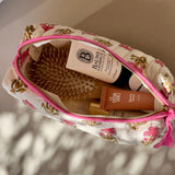Petite trousse de toilette N°50 Rose ouverte, avec des produits de soin