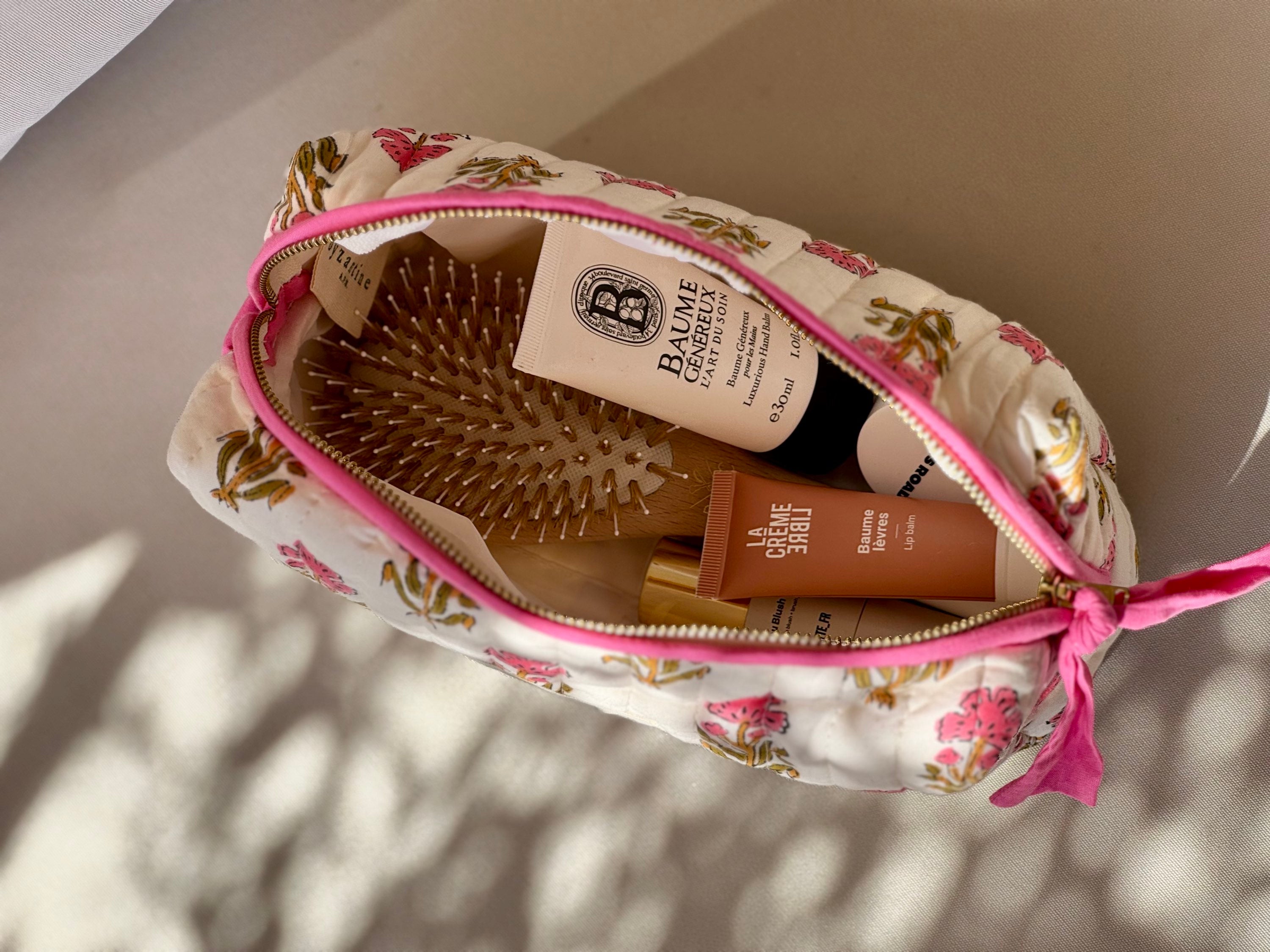 Petite trousse de toilette N°50 Rose ouverte, avec des produits de soin