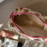 Petite trousse de toilette N°50 Rose ouverte, avec une brosse à cheveux