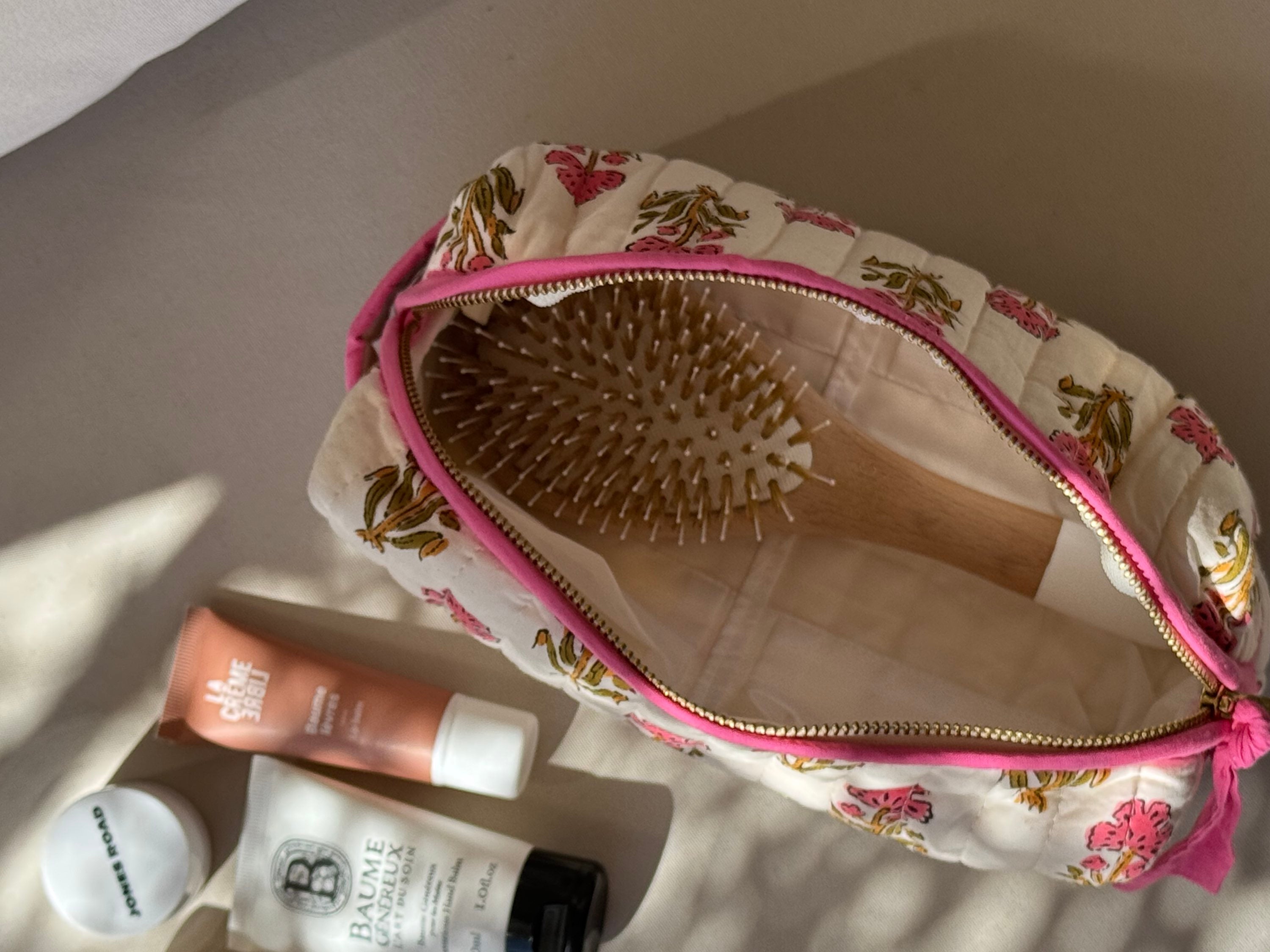 Petite trousse de toilette N°50 Rose ouverte, avec une brosse à cheveux
