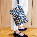 Pochette tablette léopard bleu marine de byzantine