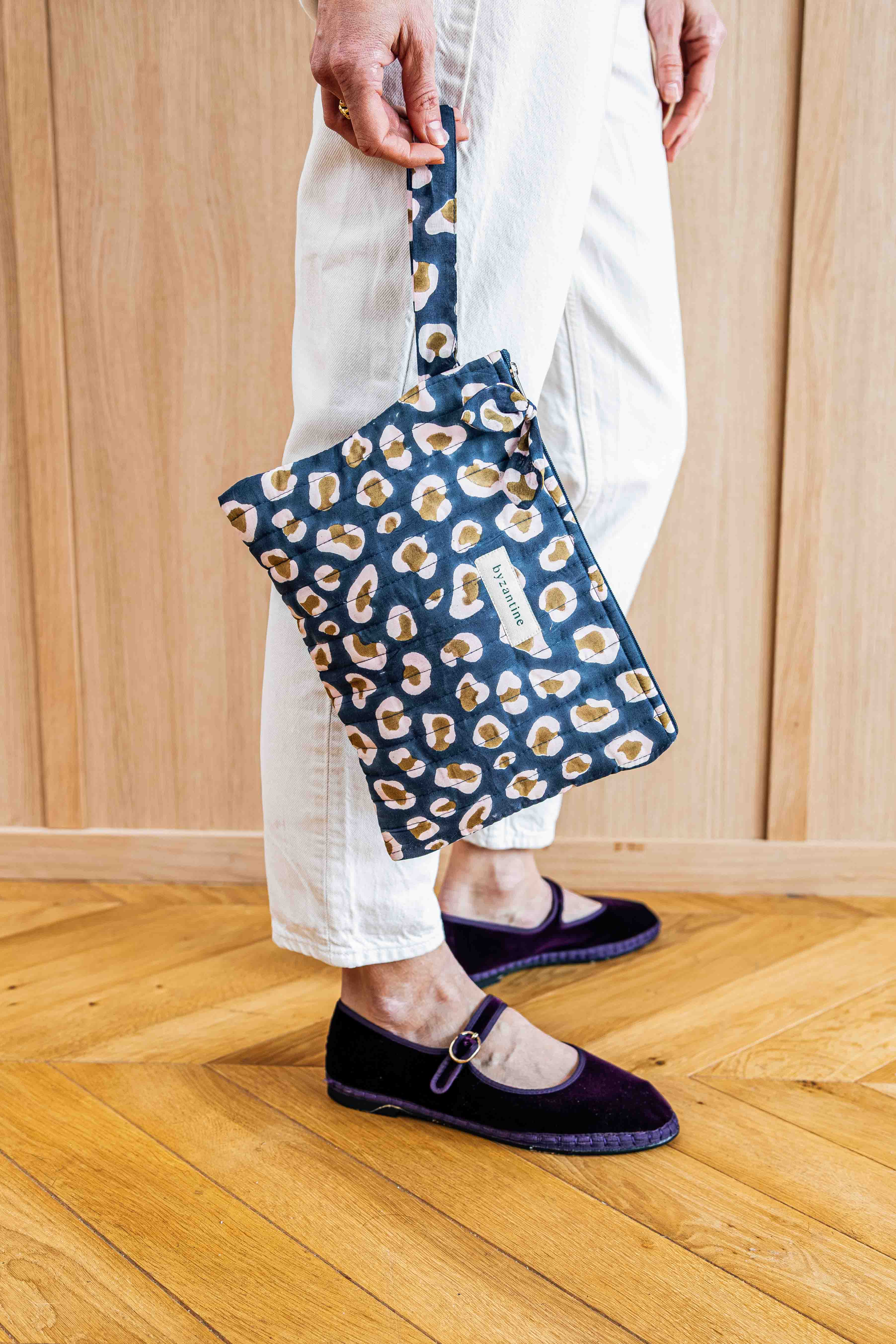 Pochette tablette léopard bleu marine de byzantine