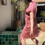 Robe Charlotte Fraise portée, vue de profil bras levé