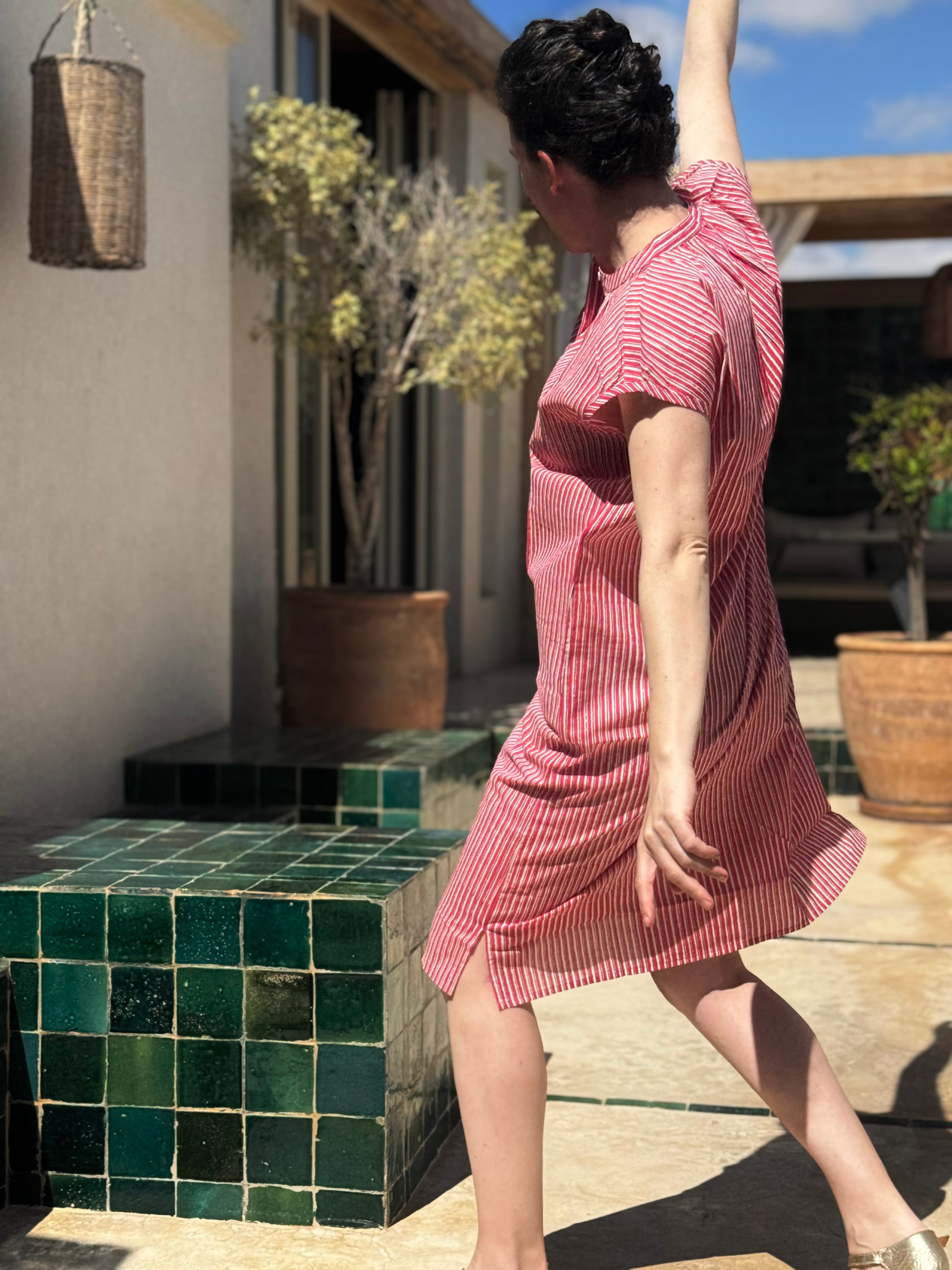 Robe Charlotte Fraise portée, vue de profil bras levé