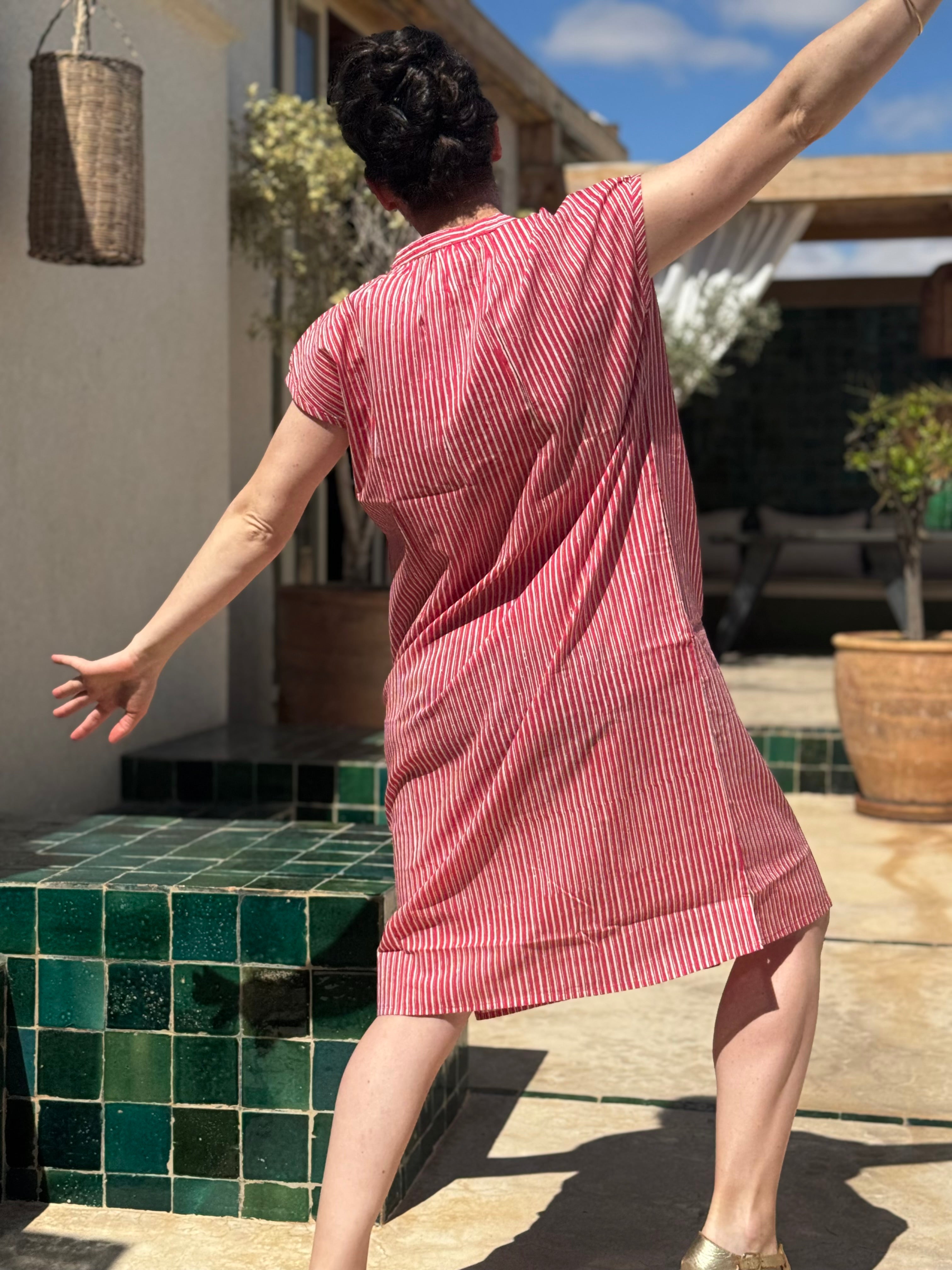 Robe Charlotte Fraise portée, vue de dos bras écartés