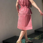 Robe Charlotte Fraise portée, femme descendant une marche carrelée