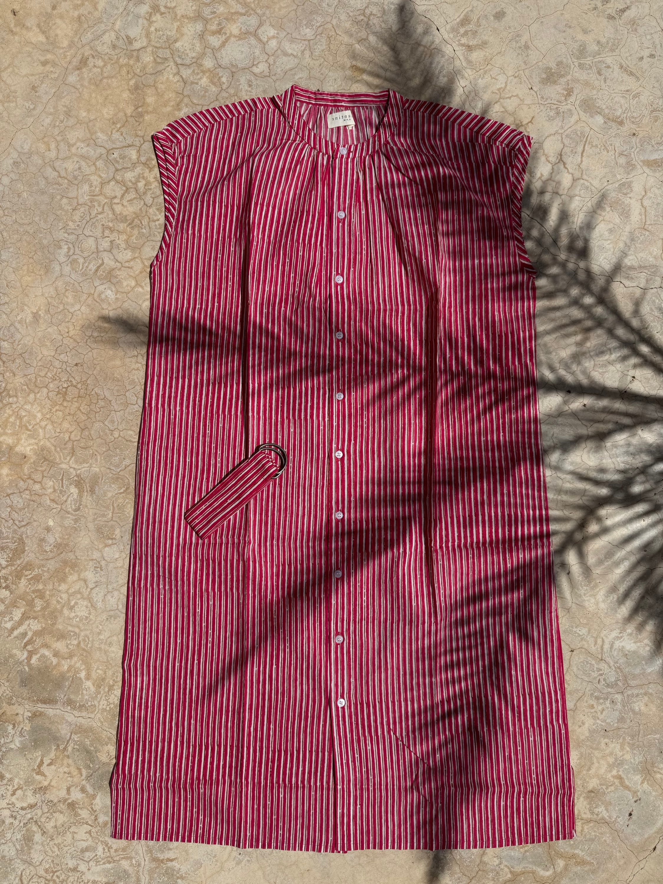 Robe Charlotte Fraise vue à plat, ombre de palmier