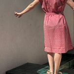 Robe Charlotte Fraise portée, vue de profil, bras tendu