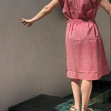 Robe Charlotte Fraise portée, vue de profil, bras tendu