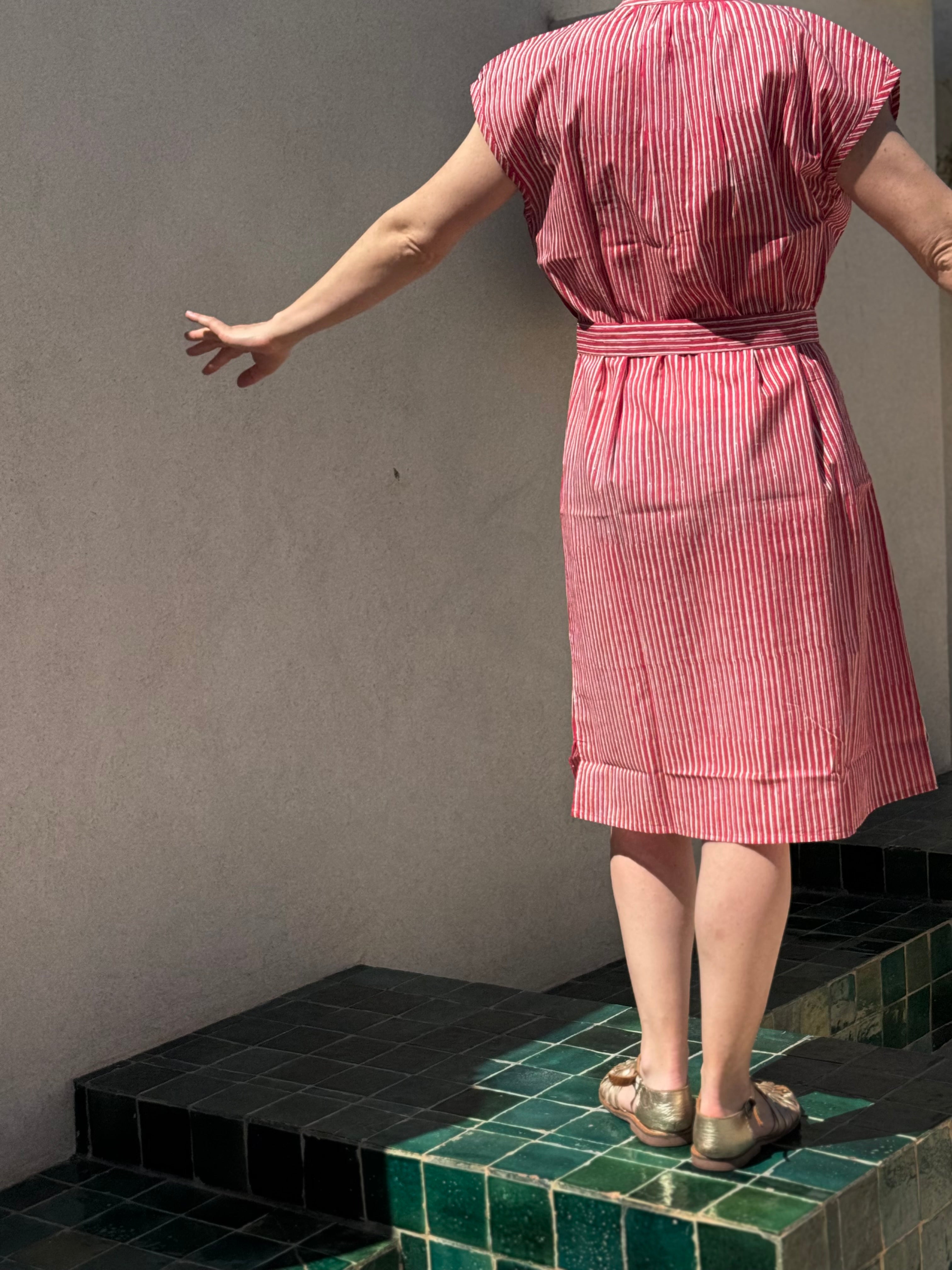 Robe Charlotte Fraise portée, vue de profil, bras tendu