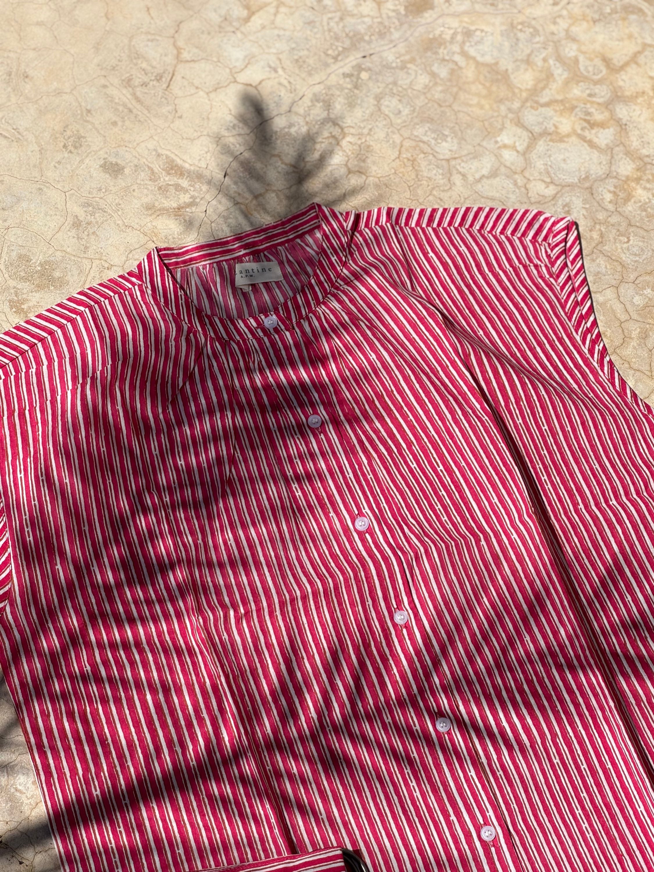 Robe Charlotte Fraise vue à plat, détail du col et des boutons