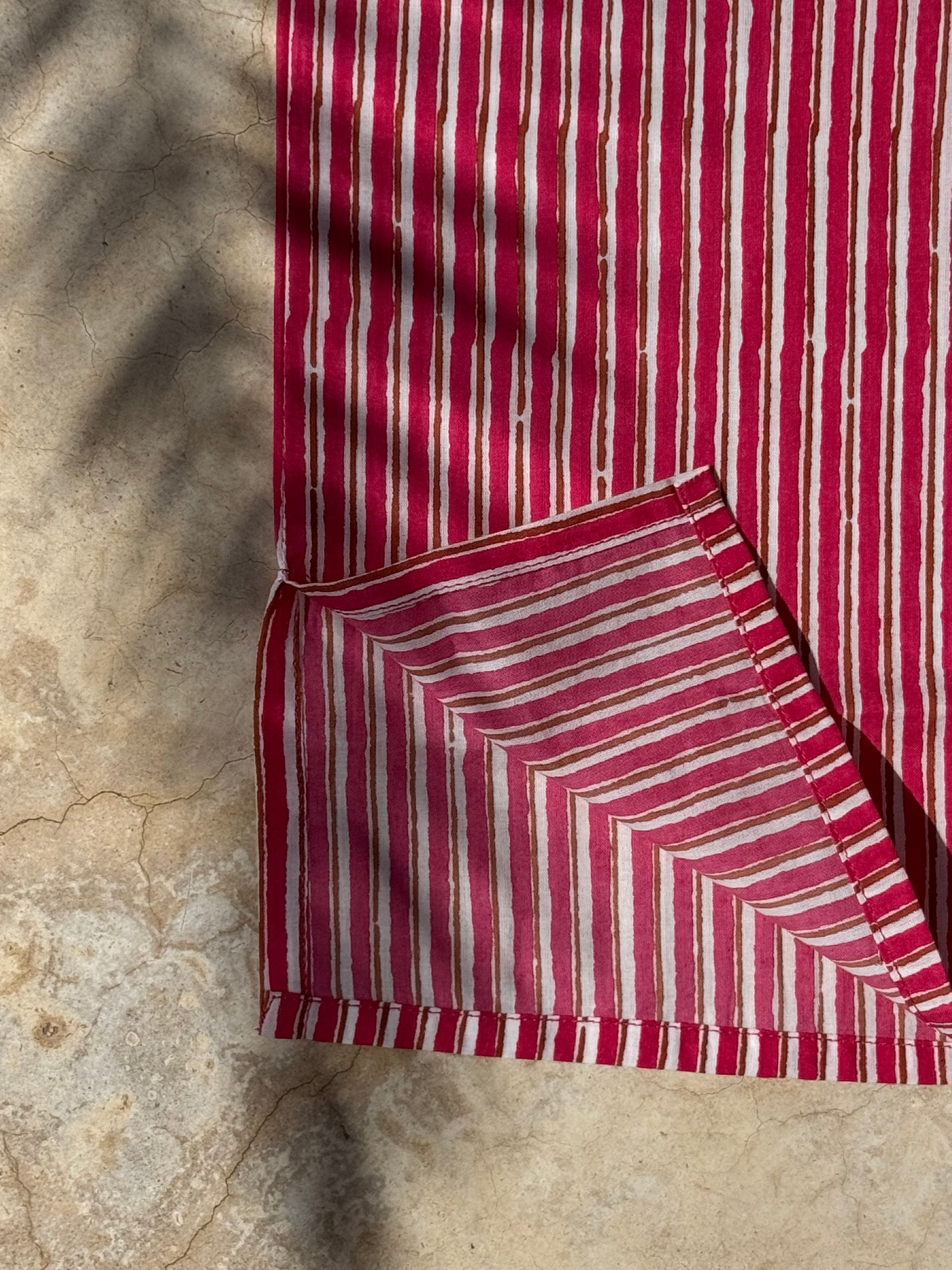Détail de la poche de la robe Charlotte Fraise à rayures