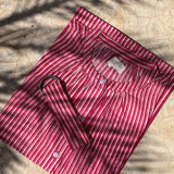Robe Charlotte Fraise vue à plat sur le sol, avec sa ceinture