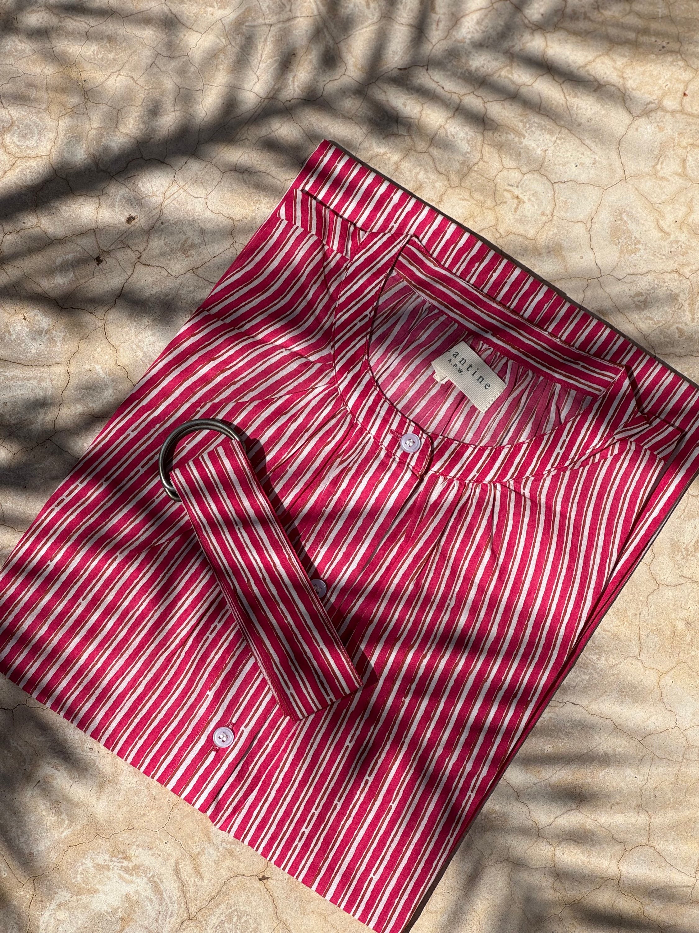 Robe Charlotte Fraise vue à plat sur le sol, avec sa ceinture