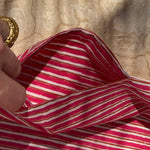Détail de l'ourlet rayé de la robe Charlotte Fraise