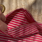 Détail de l'ourlet rayé de la robe Charlotte Fraise