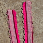 Détail des bretelles festonnées de la robe Froufrou Fluo Pink