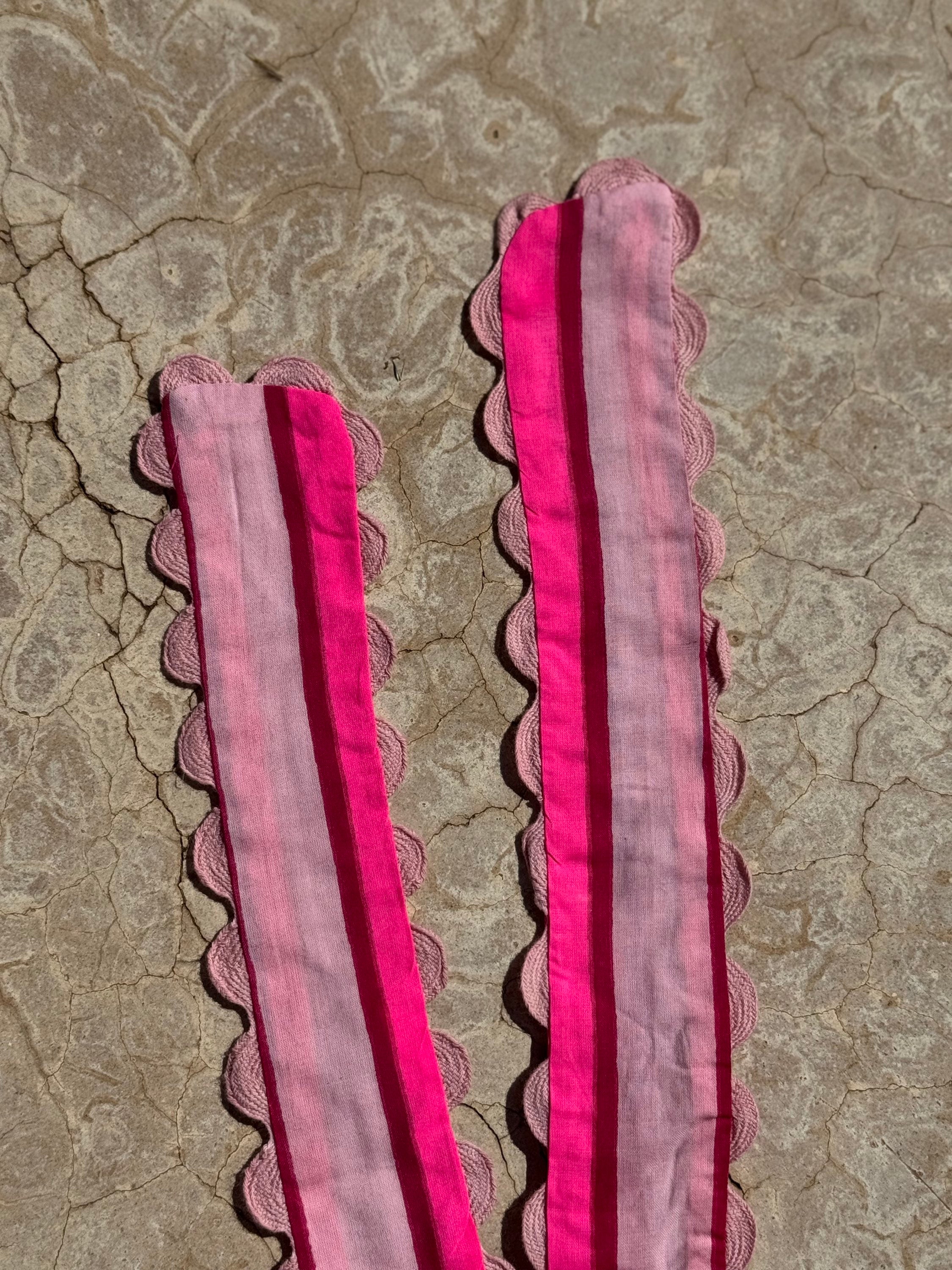 Détail des bretelles festonnées de la robe Froufrou Fluo Pink