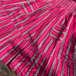 Détail de la jupe à volants et des poches de la robe Froufrou Fluo Pink