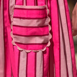 Détail de la poche festonnée de la robe Froufrou Fluo Pink à rayures