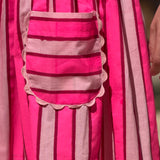 Détail de la poche festonnée de la robe Froufrou Fluo Pink à rayures