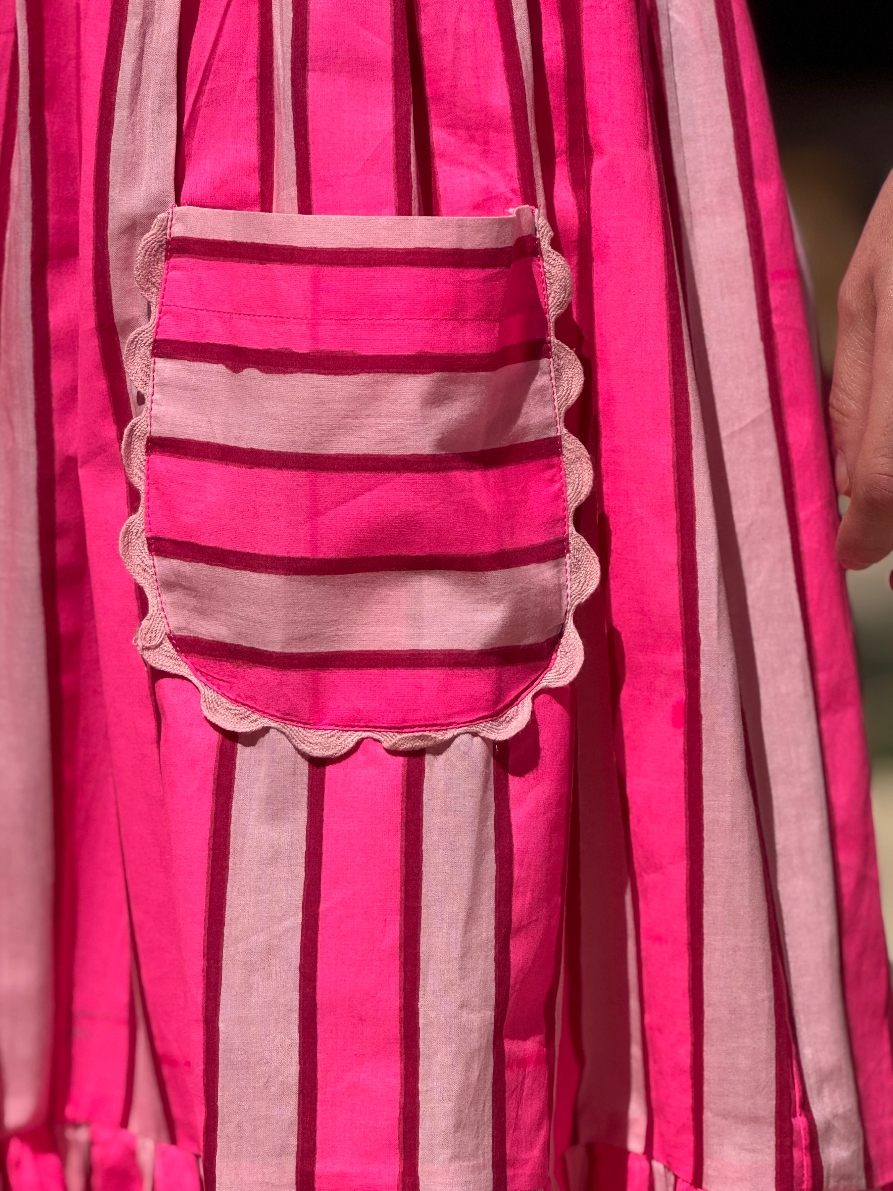 Détail de la poche festonnée de la robe Froufrou Fluo Pink à rayures