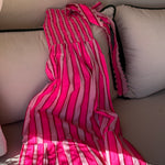 Robe Froufrou Fluo Pink posée sur un canapé