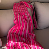 Robe Froufrou Fluo Pink posée sur un canapé