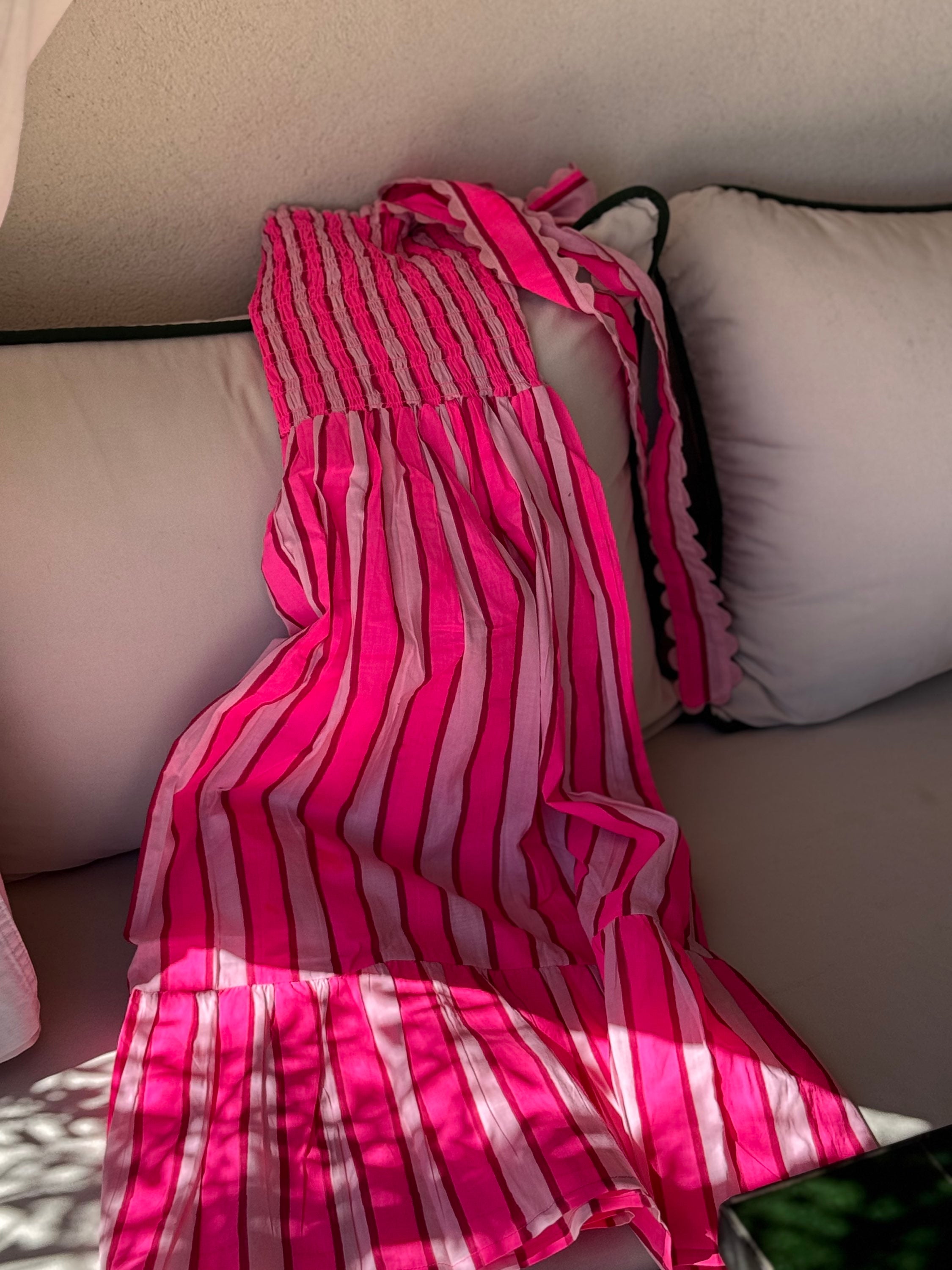 Robe Froufrou Fluo Pink posée sur un canapé