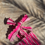 Détail de la bretelle nouée de la robe Froufrou Fluo Pink, vue à plat