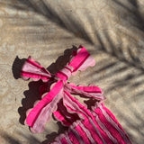 Détail de la bretelle nouée de la robe Froufrou Fluo Pink, vue à plat