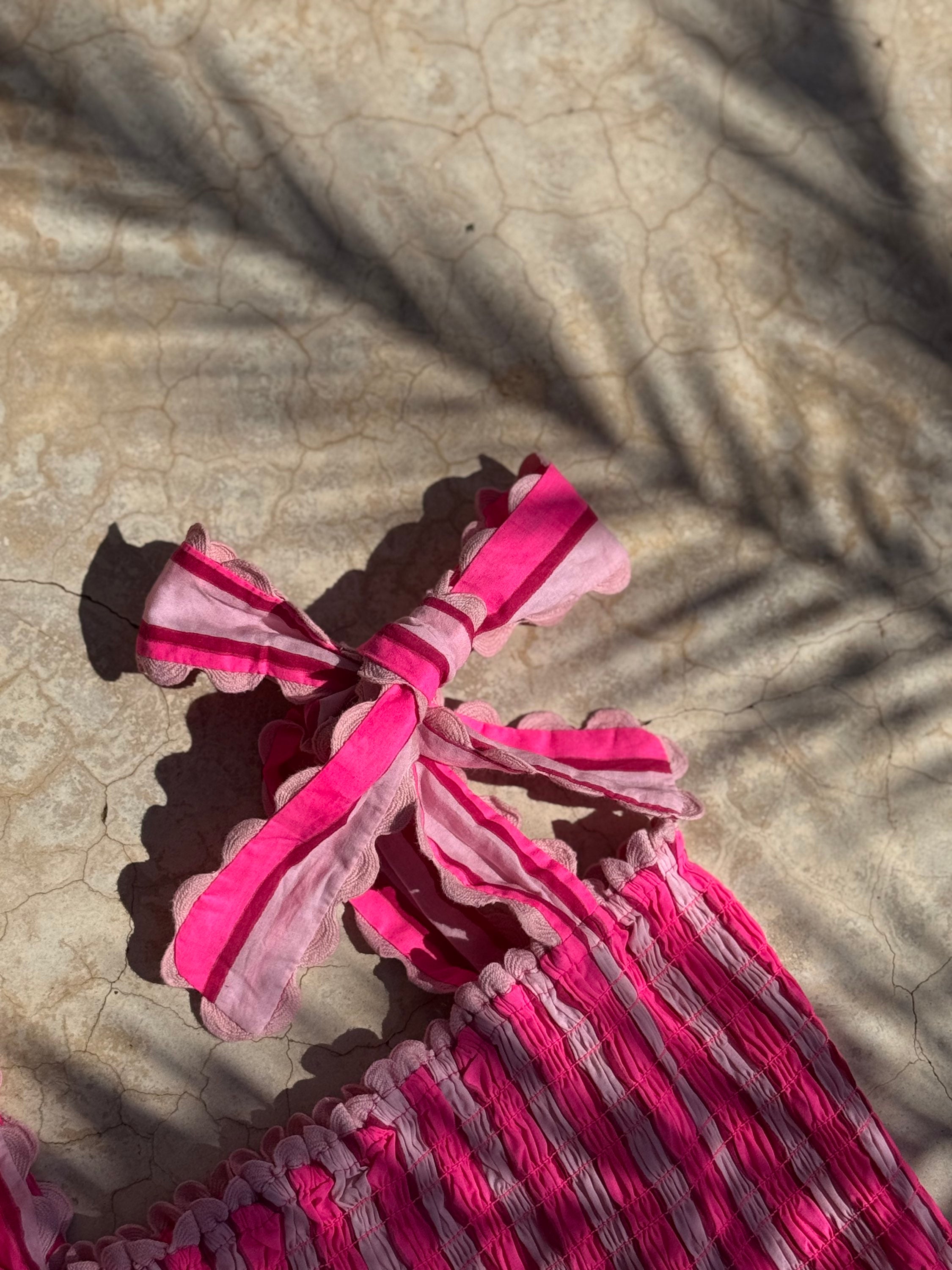 Détail de la bretelle nouée de la robe Froufrou Fluo Pink, vue à plat
