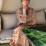 Robe Jaïpur Marron glacé de byzantine portée, femme assise à une table carrelée