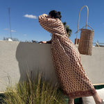 Robe Jaïpur Marron glacé portée sur une terrasse ensoleillée