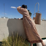 Robe Jaïpur Marron glacé portée sur une terrasse ensoleillée