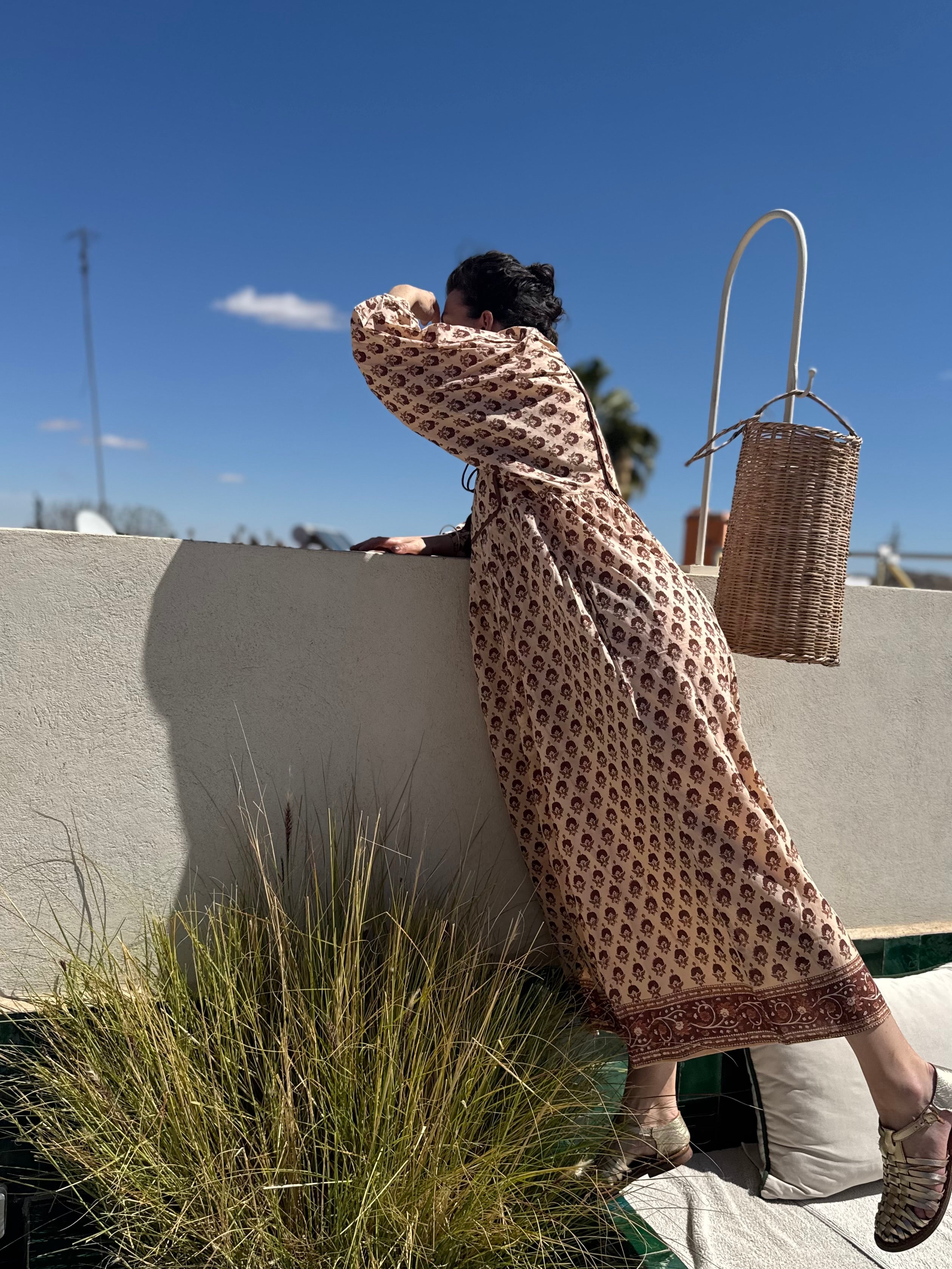 Robe Jaïpur Marron glacé portée sur une terrasse ensoleillée