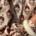 Détail de la manche fleurie de la robe Jaïpur Marron glacé, avec un bracelet