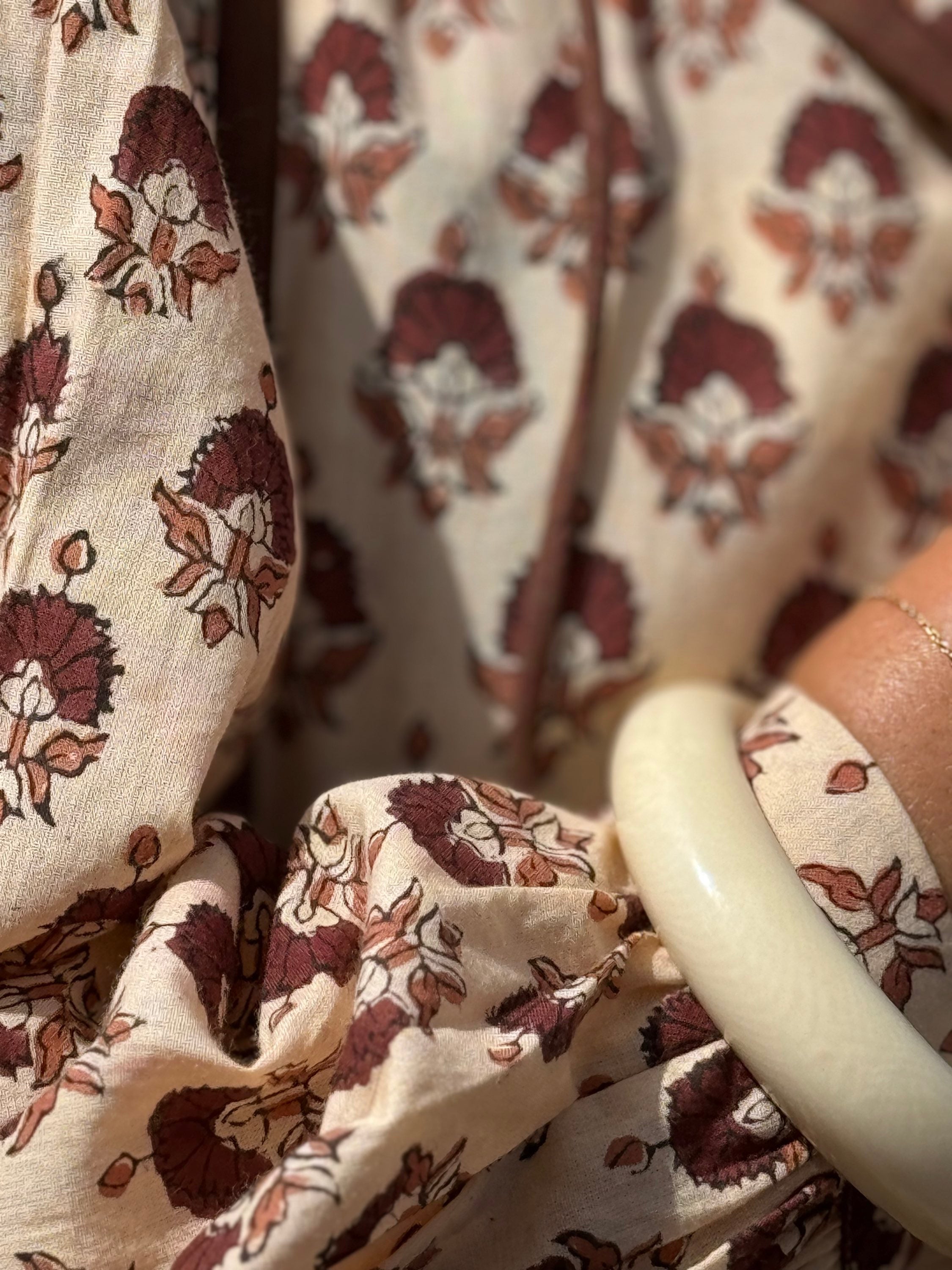 Détail de la manche fleurie de la robe Jaïpur Marron glacé, avec un bracelet