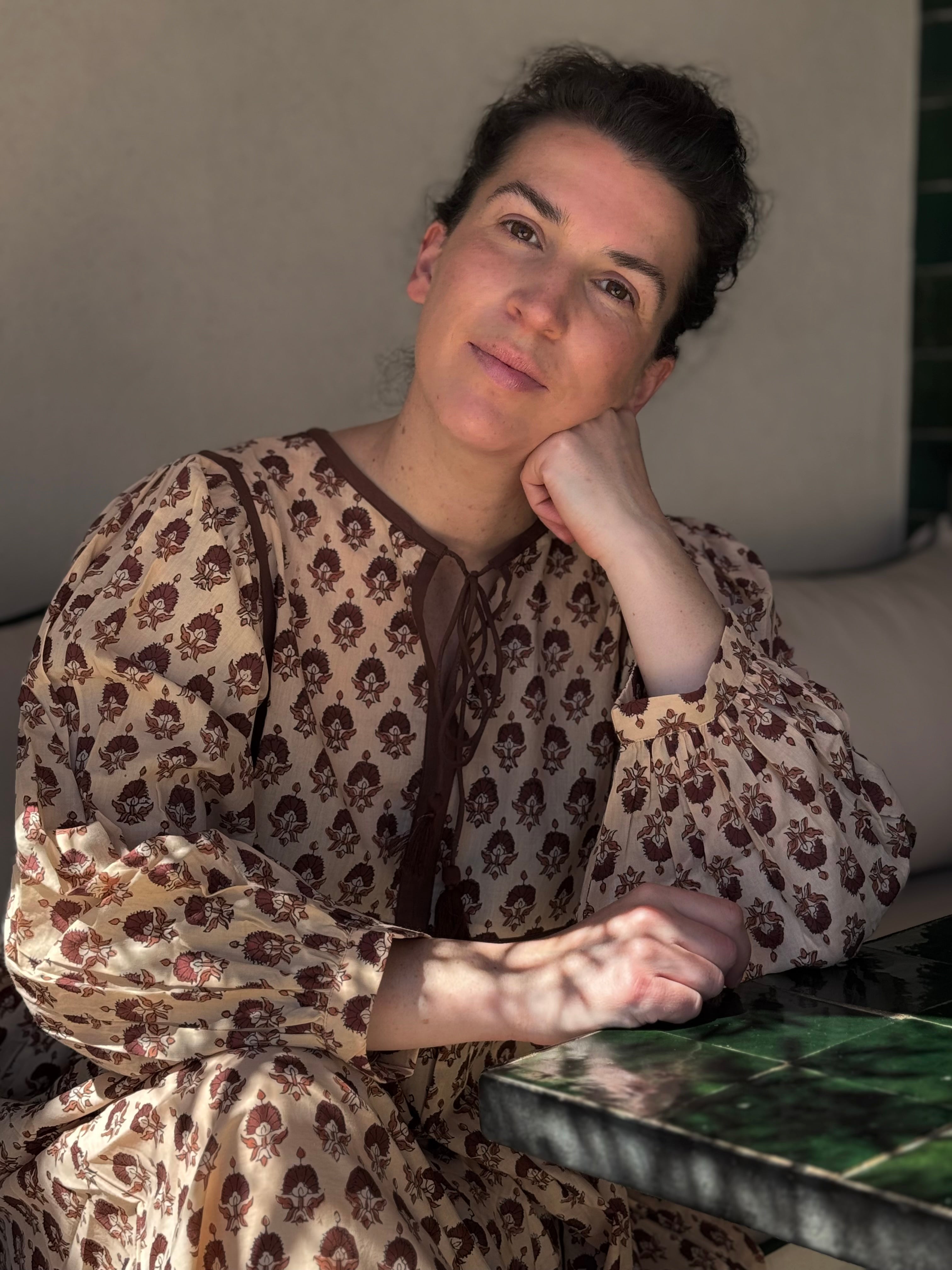 Robe Jaïpur Marron glacé portée, femme assise main sous le menton