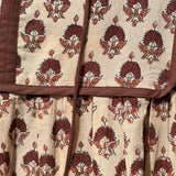 Détail de l'empiècement fleuri de la robe Jaïpur Marron glacé