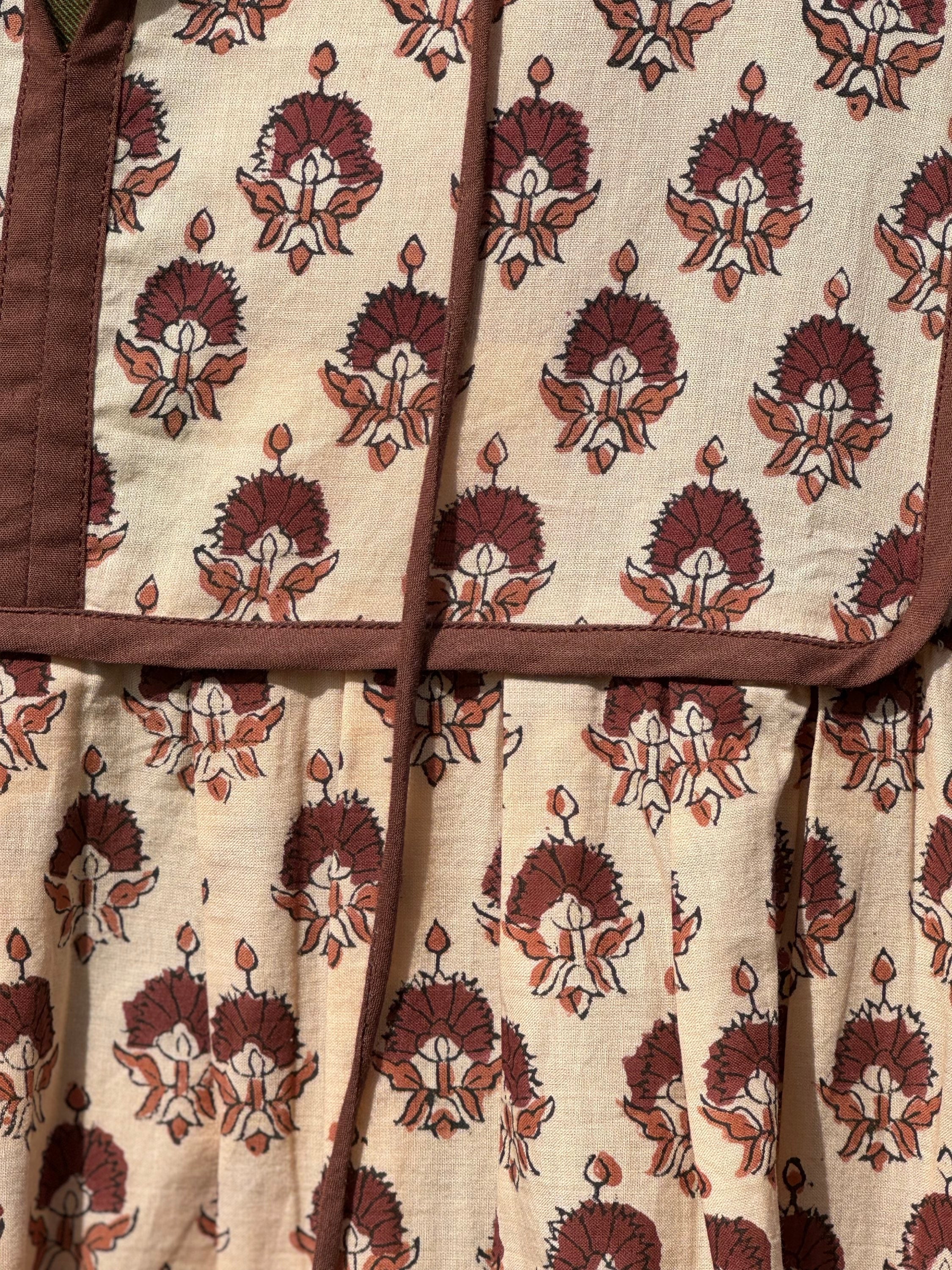 Détail de l'empiècement fleuri de la robe Jaïpur Marron glacé